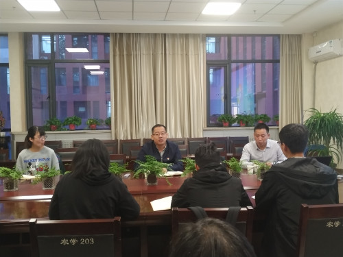 fc590d115394436f8ca5e0b3185a850a.jpg 梁子龙老师进行会议总结_副本.jpg