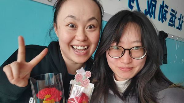 图 3给老师送花并合影_副本.png