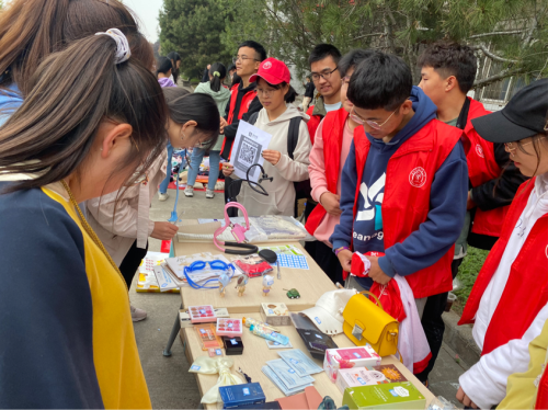 c58b0ecbbcb64427b66f82946a1fc8ff.png 同学们在挑选捐赠品.png