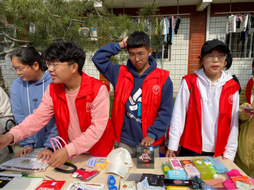 e8f4054e1389417a8b48d5b0d1e4b426.png 农学院的阳光团员在积极叫卖.png