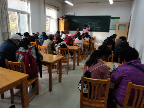 b59bcf12927740f0bc0963551ffa4752.jpg 温暖的教学场景.jpg