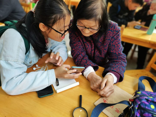 91dc7921c8834390a0f35c8fa869131d.jpg 同学认真教奶奶用手机.jpg