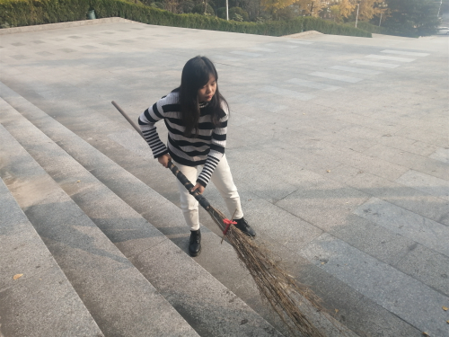 3d55970d5b804e0a9c4d82ca335c9cc4.jpg 同学们在打扫1.jpg