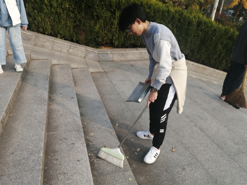 9bde0caf1fba4e7fb1bd6bfe3fd7b905.jpg 同学们在打扫4.jpg