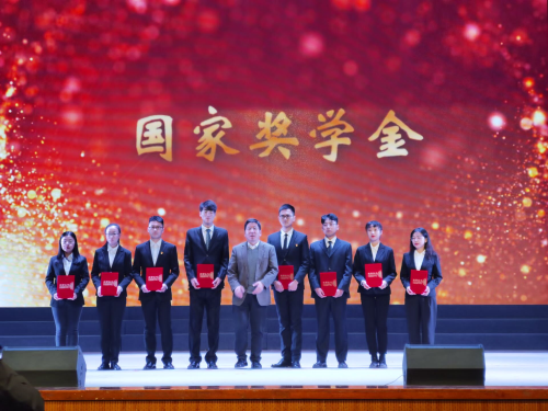 7eceb29e202a468f8251a880cce0f1e8.png 颁奖仪式.png