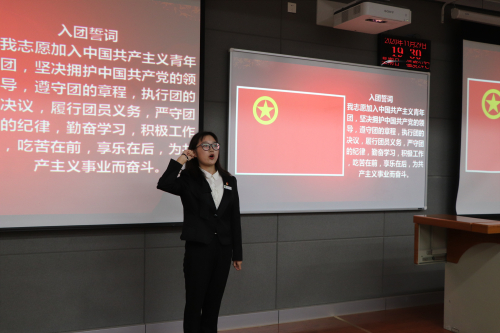 d79d3e02b9dd4f06998647e8e4fd2efc.jpg 入团宣誓.JPG