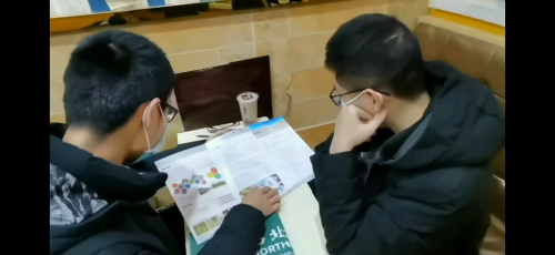 1fbd2c4f8c414773b70b3b9f58ae8533.jpg 和学生代表线下交流.jpg