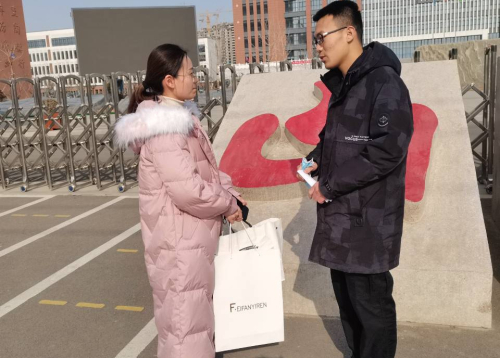 bd4a7f5000844ecc9fa6fa090d424f93.jpg 队长正在与班主任进行交流.jpg