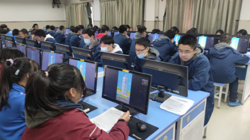 d9110b032d9c4d06be1a18e4ac4a433b.jpg 同学们看直播视频.jpg