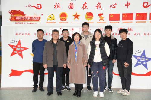 4ec9cde8054344cf9217d048a2526c49.jpg 与受访教师合影.jpg