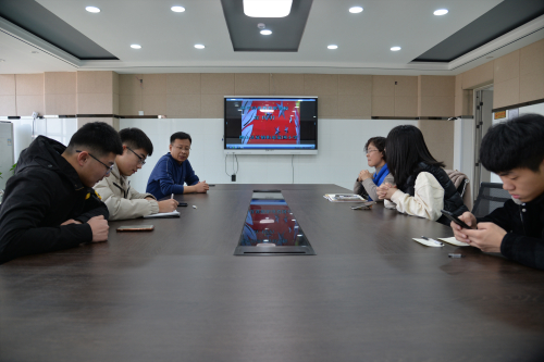 ce78a63cf4f042ad9dae1bb561bb2c2c.jpg 与受访教师沟通交流.JPG