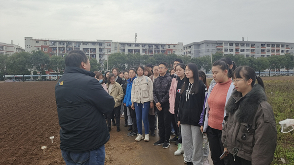 46f1601dc7f244e3b21f3e2ea43763ca.jpg 李学军老师讲课.jpg