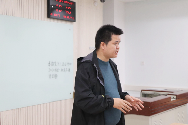 4e2a05c9d4114eb79c892a7e8f4b8383.png 帕老师在解答同学们的疑问.png