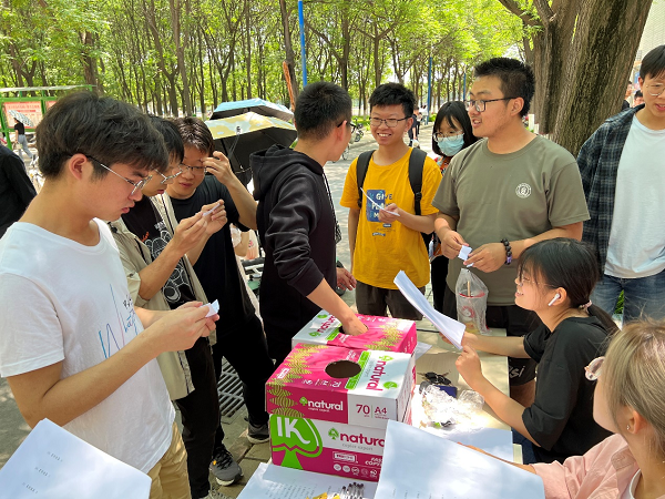 ea4aca33bac04ed3814871e203b4a698.png 南校南苑餐厅对面同学们正在进行趣味问答.png