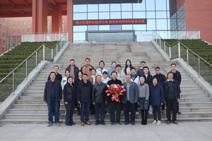 95de6f3263f14a77a9b93c7f99cc106e.jpg 与会师生合影_副本.jpg