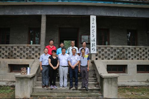 张教授与我院专家参观合影